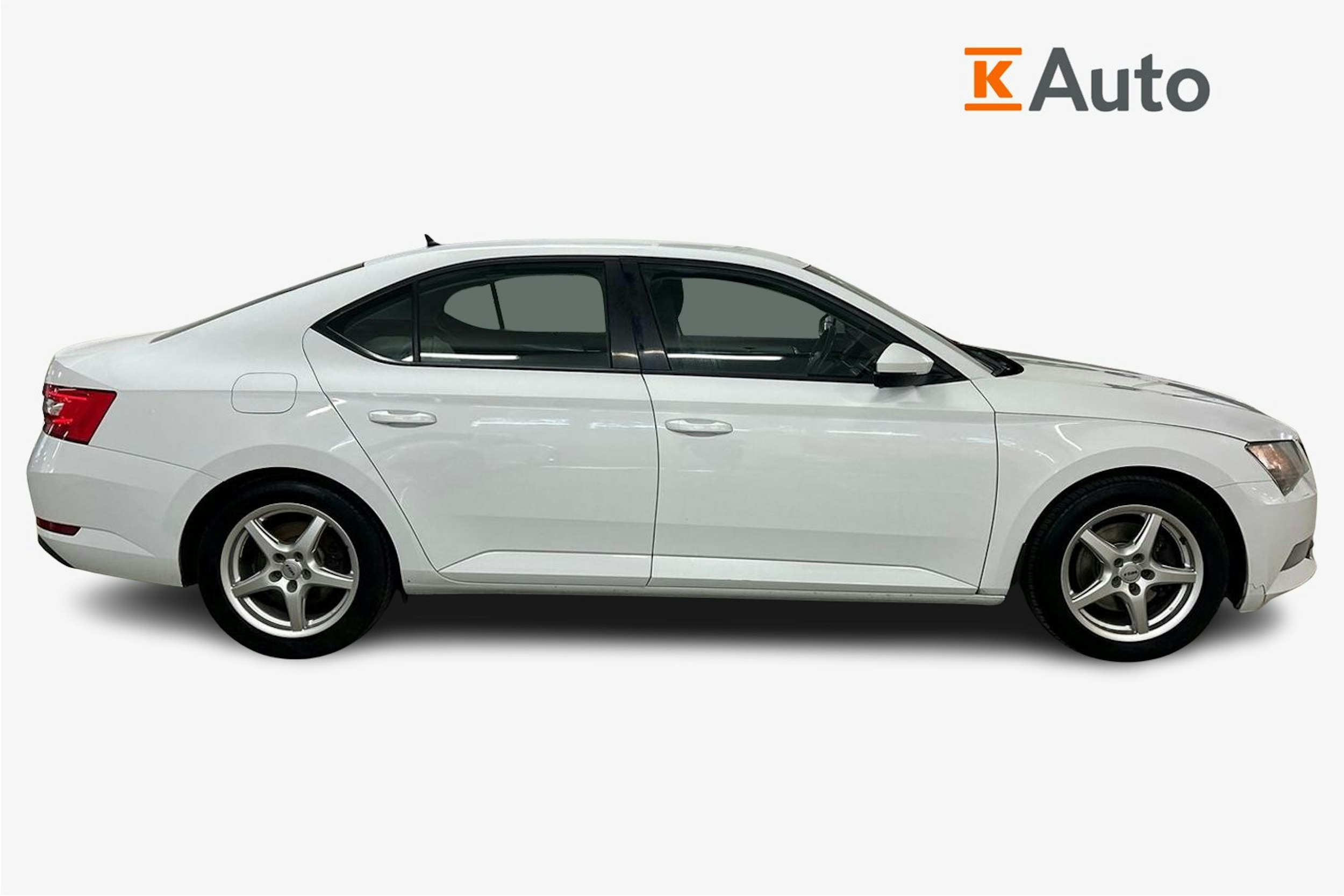 Valkoinen Skoda Superb 2015 kuva 6.