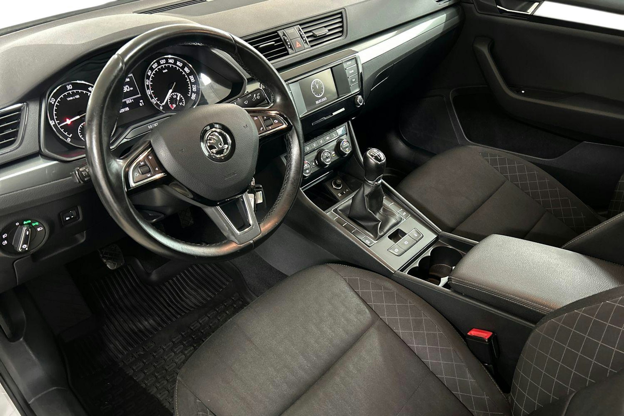 Valkoinen Skoda Superb 2015 kuva 7.