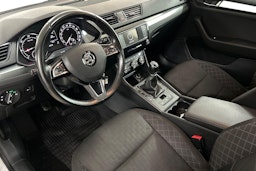 Valkoinen Skoda Superb 2015 kuva 7.