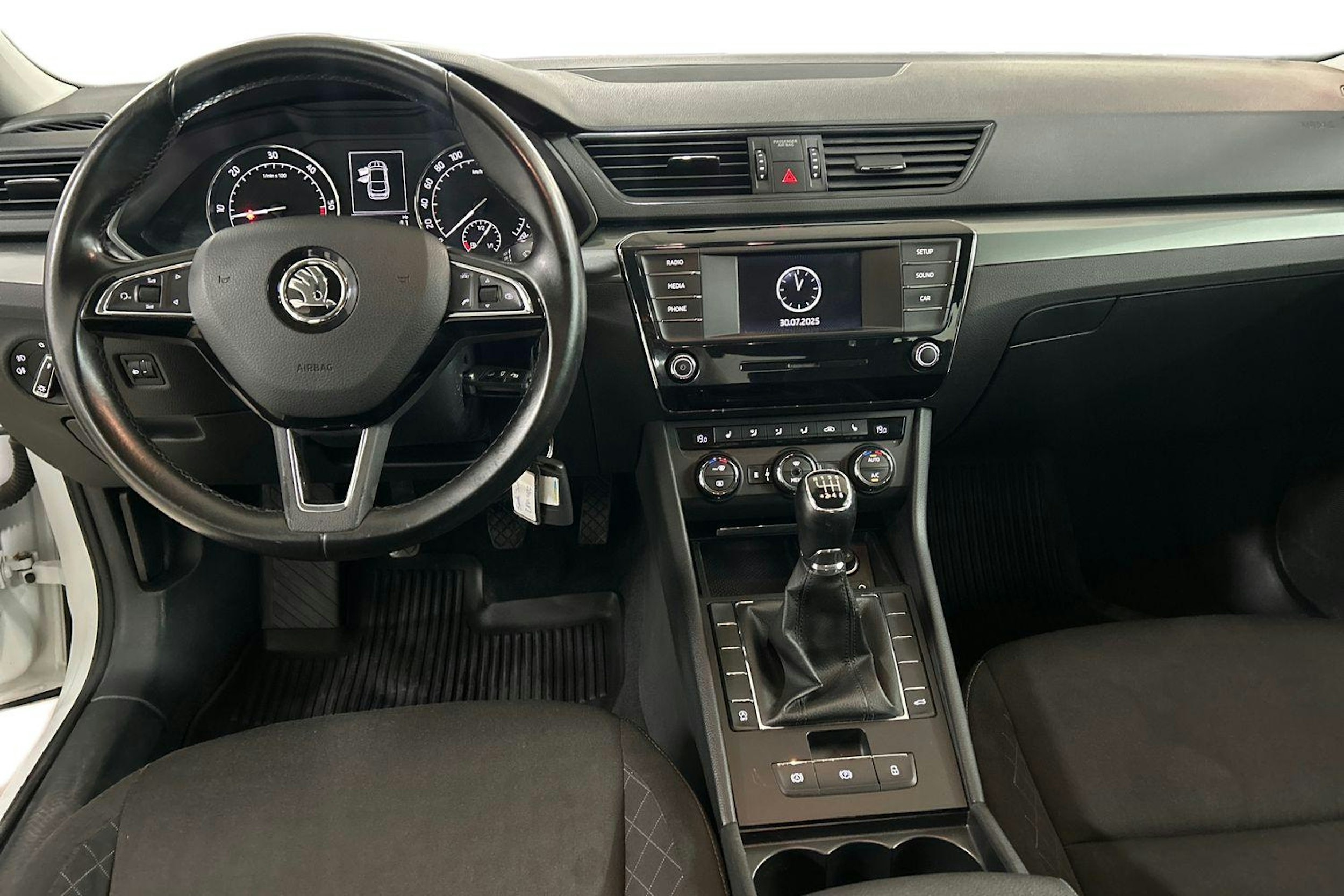 Valkoinen Skoda Superb 2015 kuva 9.