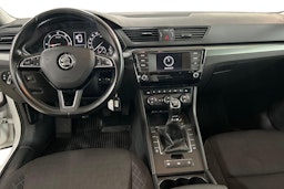 Valkoinen Skoda Superb 2015 kuva 9.