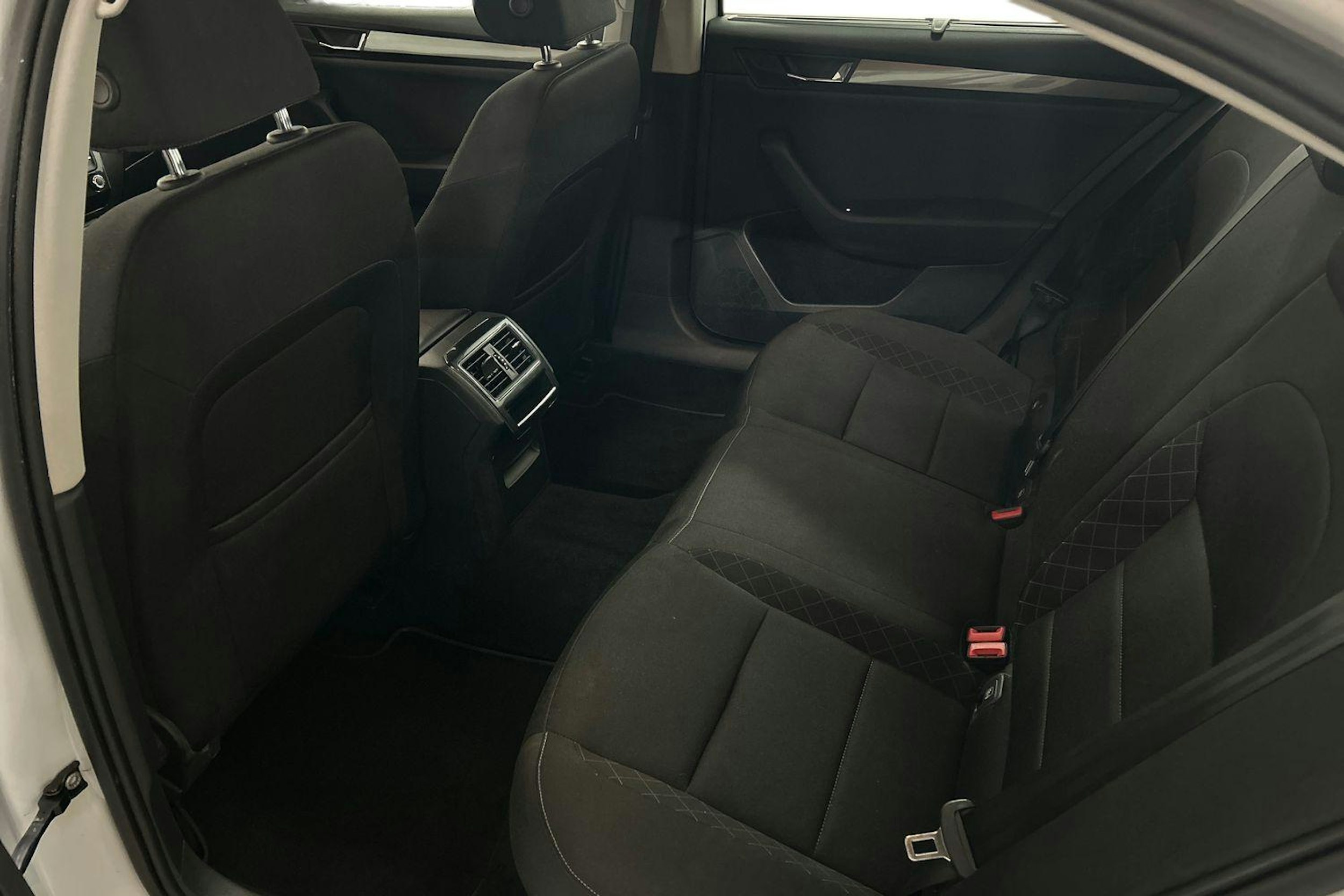 Valkoinen Skoda Superb 2015 kuva 10.