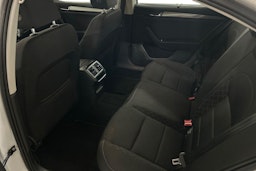Valkoinen Skoda Superb 2015 kuva 10.