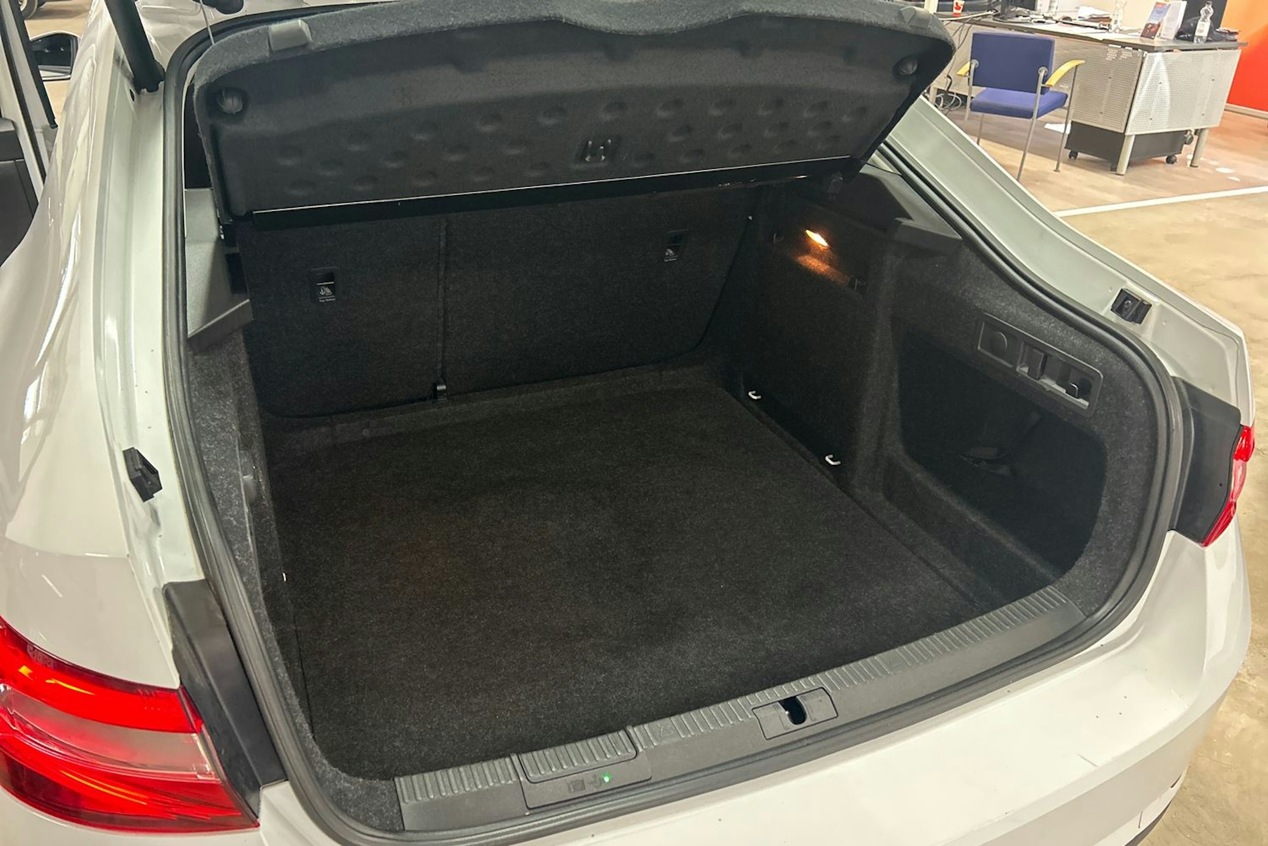 Valkoinen Skoda Superb 2015 kuva 14.