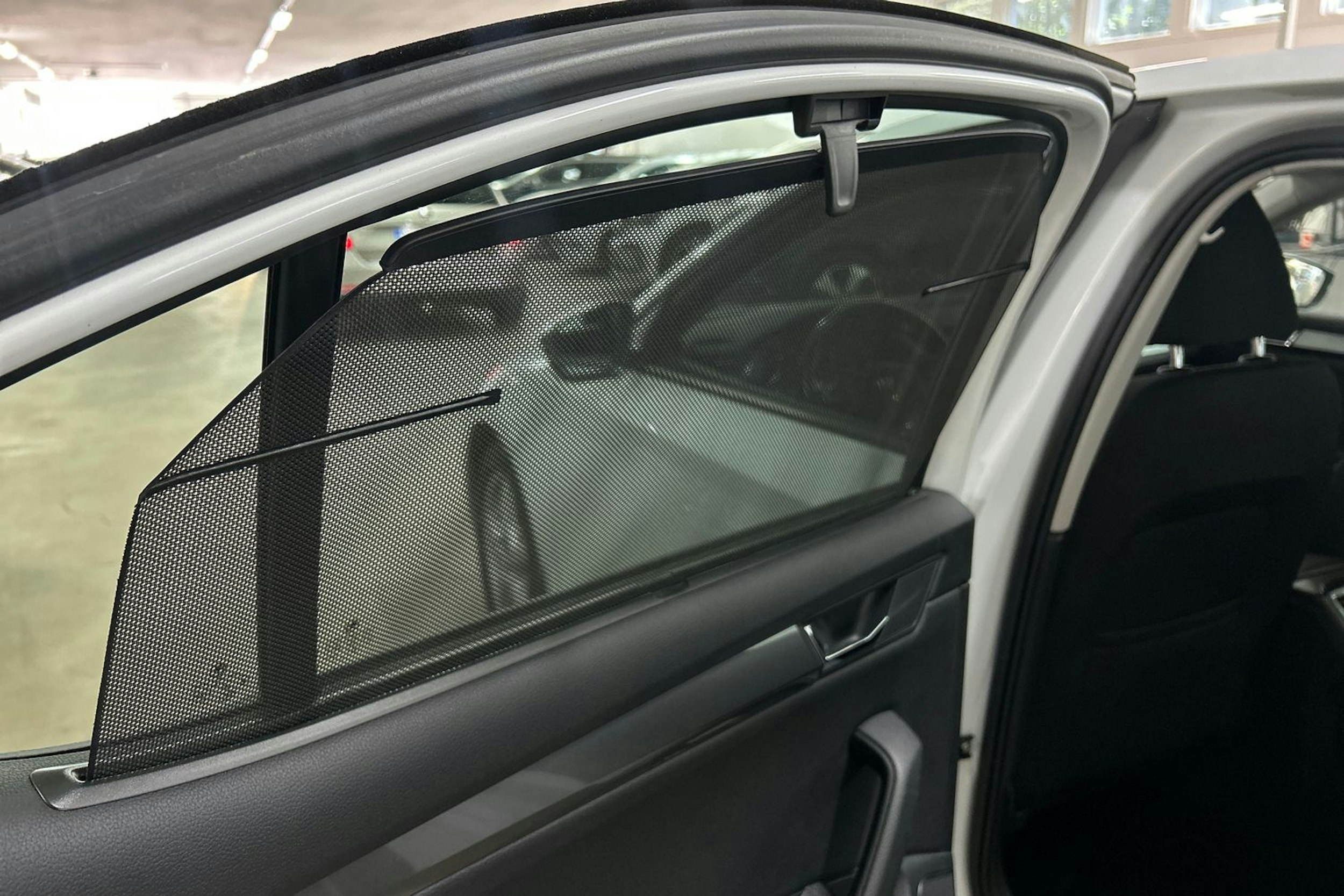 Valkoinen Skoda Superb 2015 kuva 16.