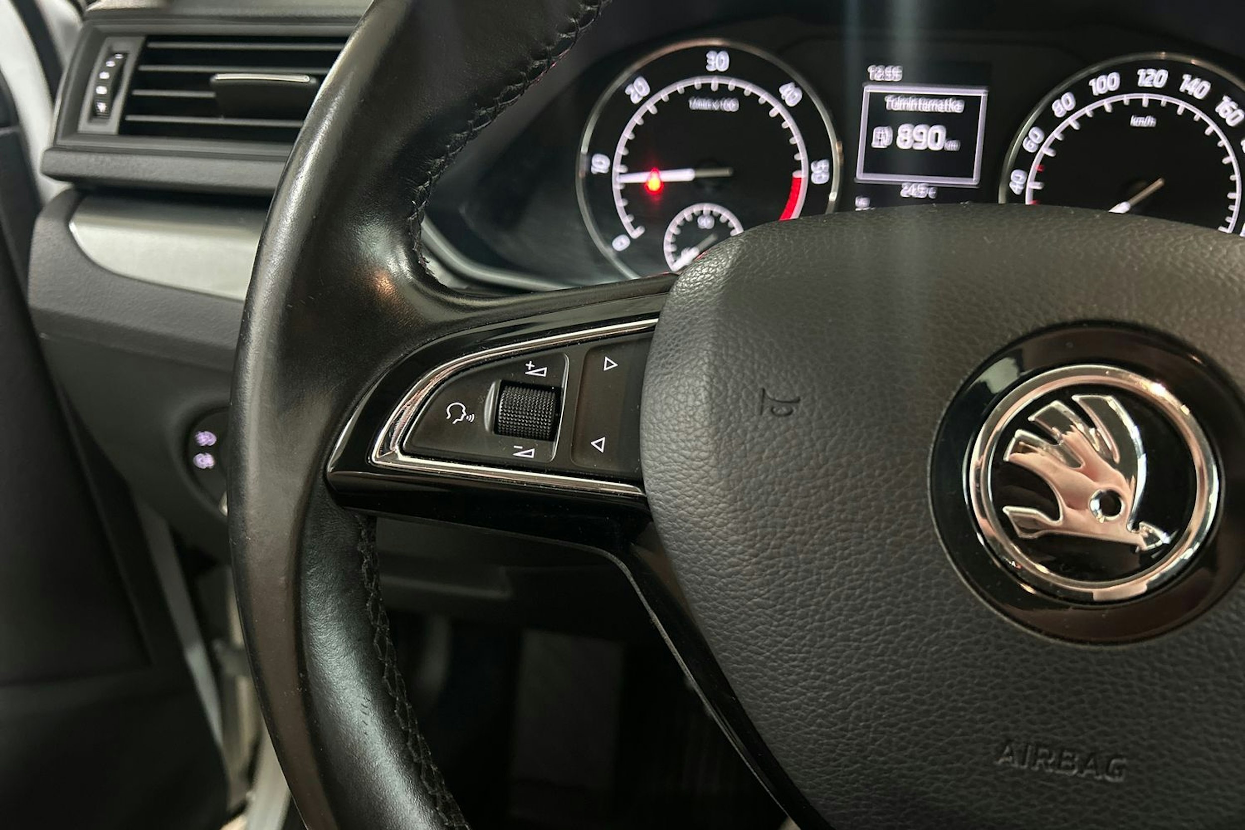 Valkoinen Skoda Superb 2015 kuva 17.