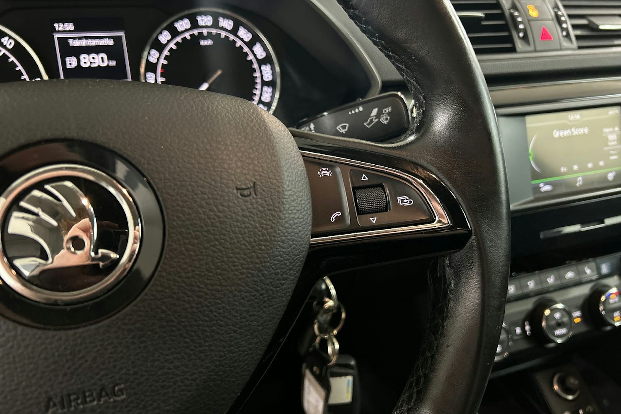 Valkoinen Skoda Superb 2015 kuva 18.