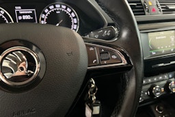 Valkoinen Skoda Superb 2015 kuva 18.