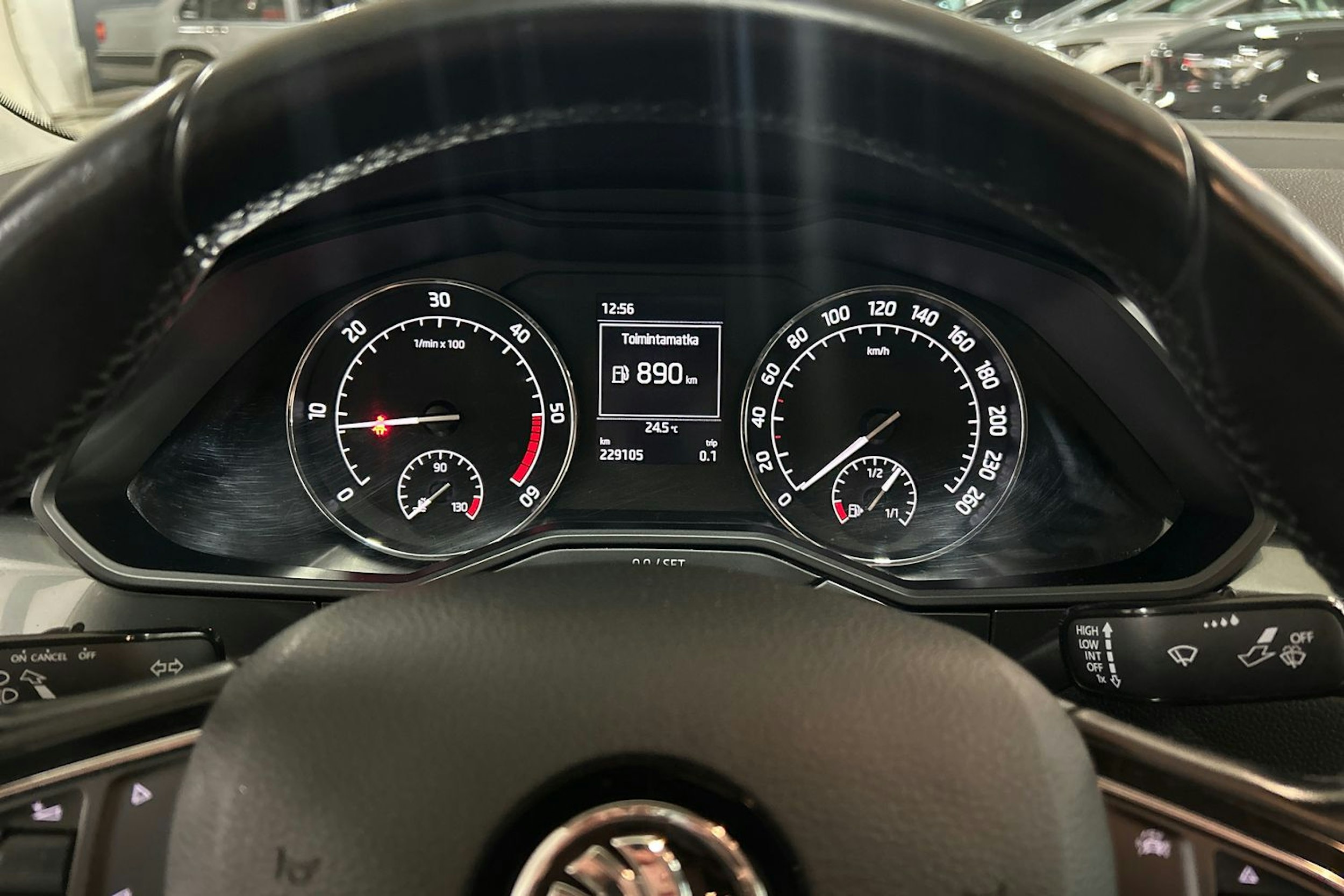 Valkoinen Skoda Superb 2015 kuva 19.
