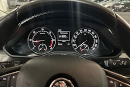 Valkoinen Skoda Superb 2015 kuva 19.
