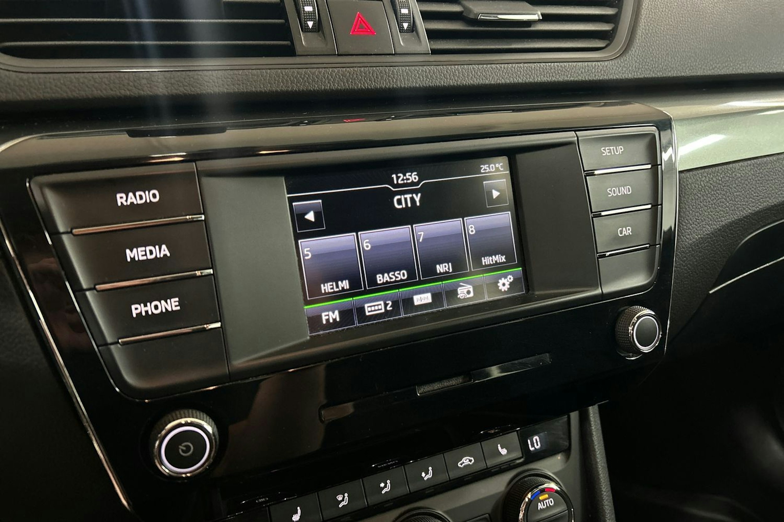 Valkoinen Skoda Superb 2015 kuva 20.