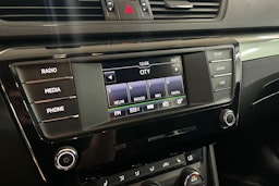 Valkoinen Skoda Superb 2015 kuva 20.