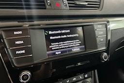 Valkoinen Skoda Superb 2015 kuva 21.