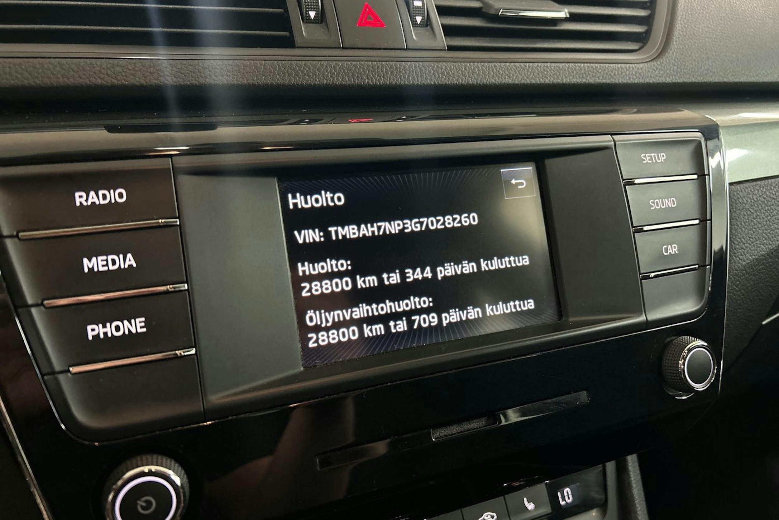 Valkoinen Skoda Superb 2015 kuva 22.