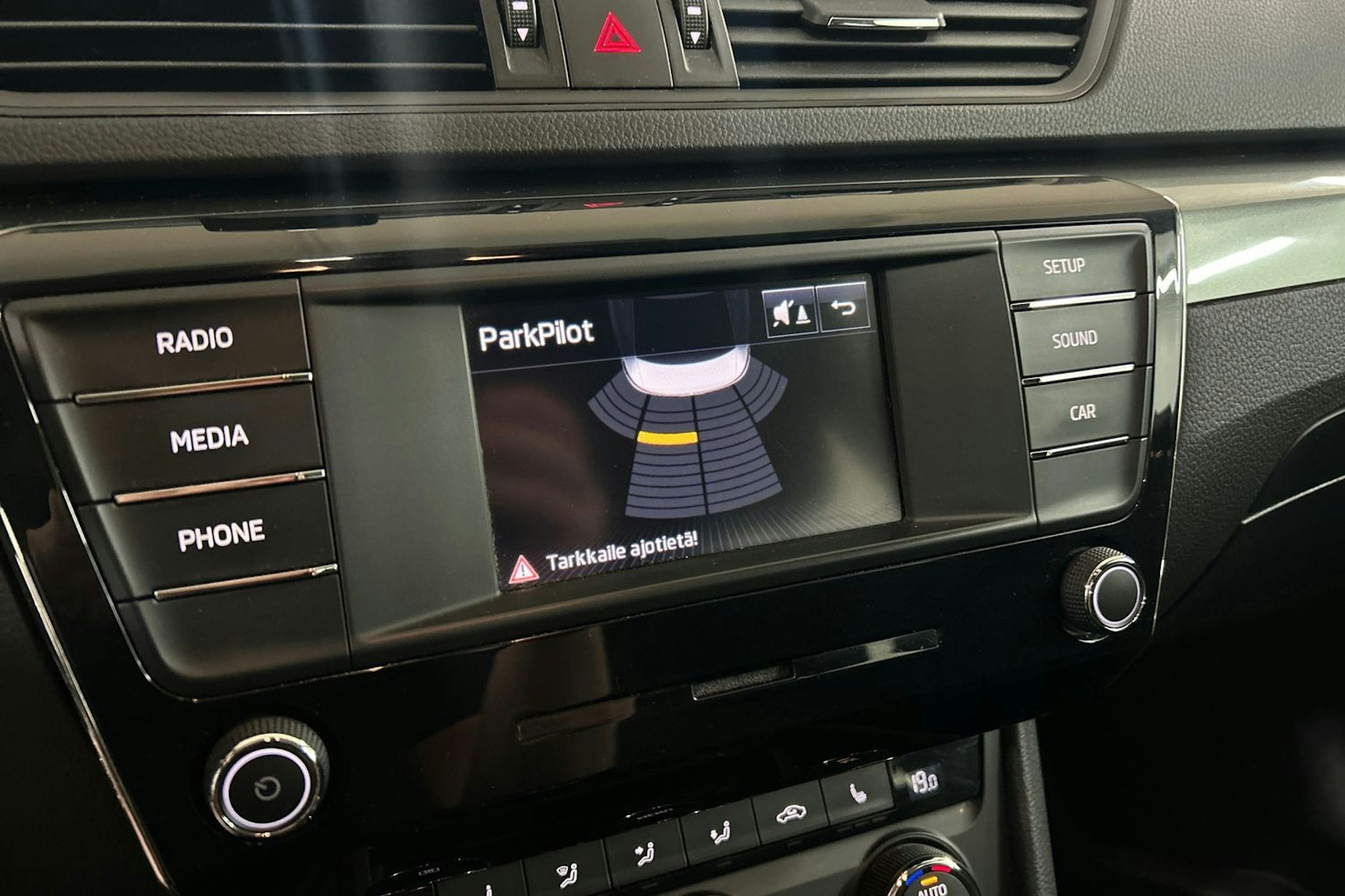 Valkoinen Skoda Superb 2015 kuva 23.