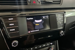 Valkoinen Skoda Superb 2015 kuva 23.