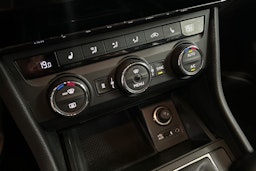 Valkoinen Skoda Superb 2015 kuva 24.