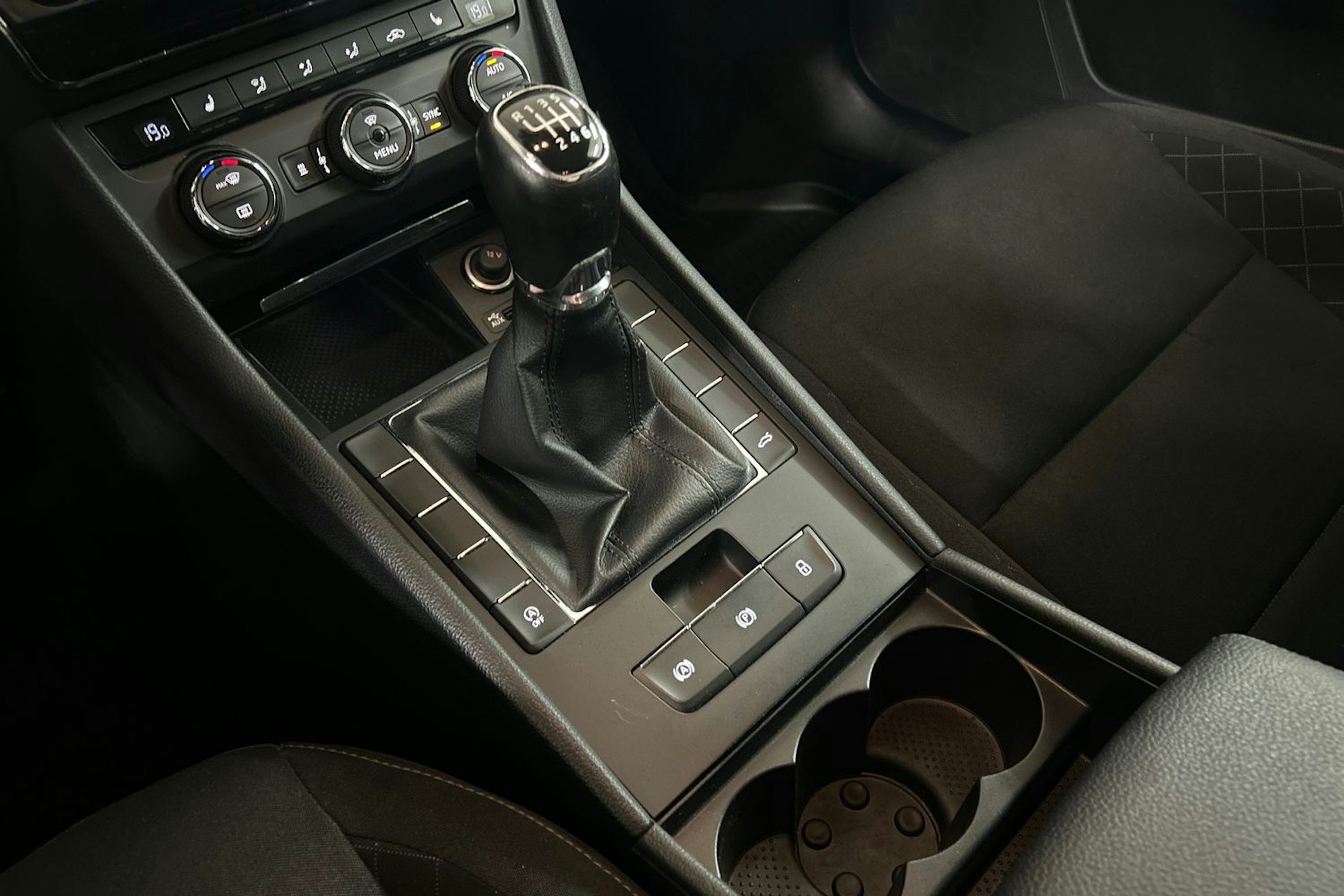 Valkoinen Skoda Superb 2015 kuva 25.