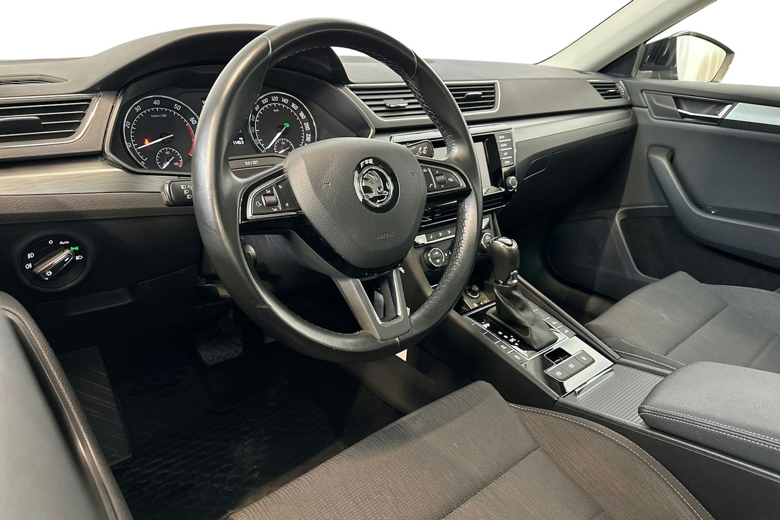 musta Skoda Superb 2015 kuva 7.