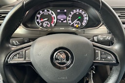 musta Skoda Superb 2015 kuva 15.