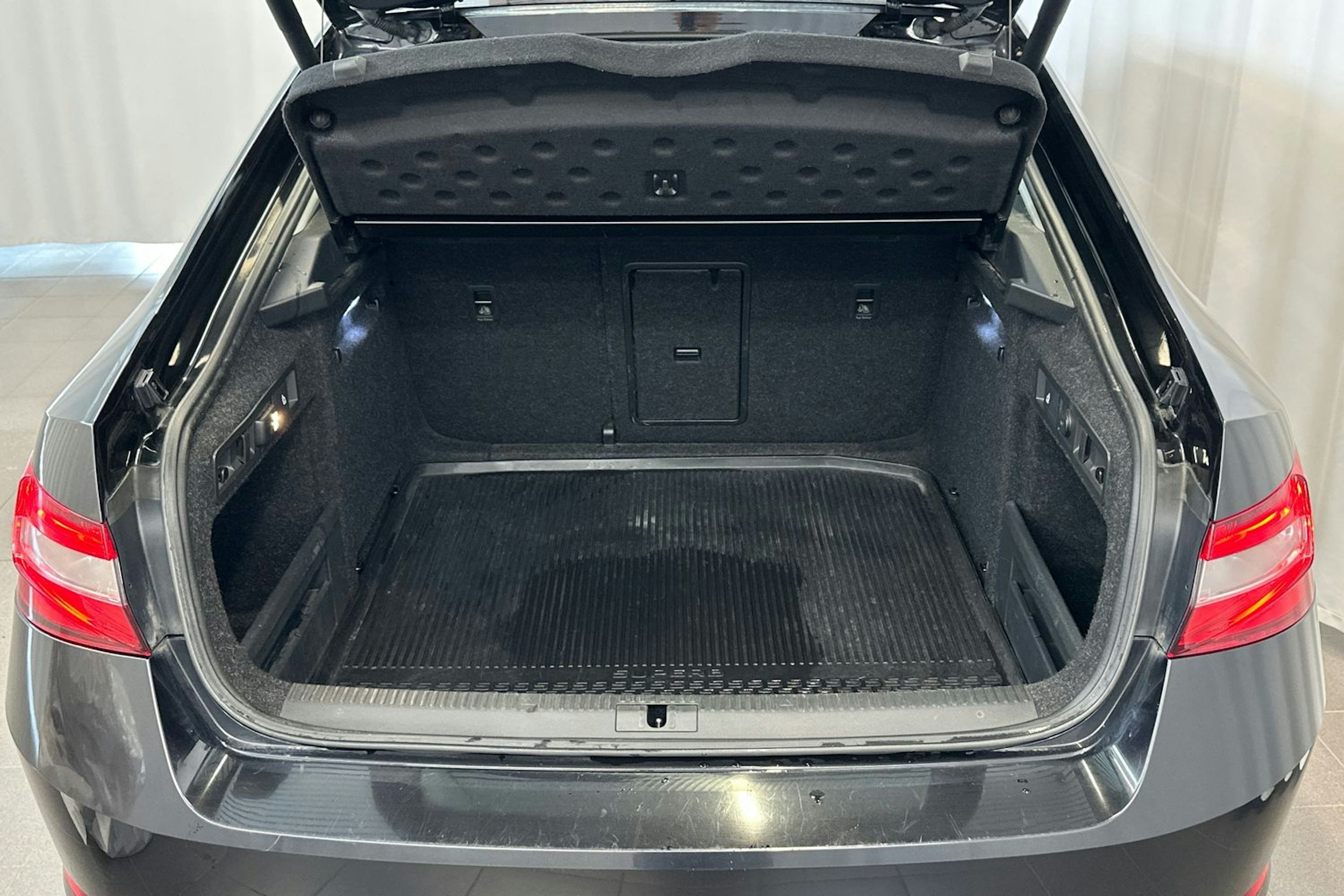 musta Skoda Superb 2015 kuva 16.