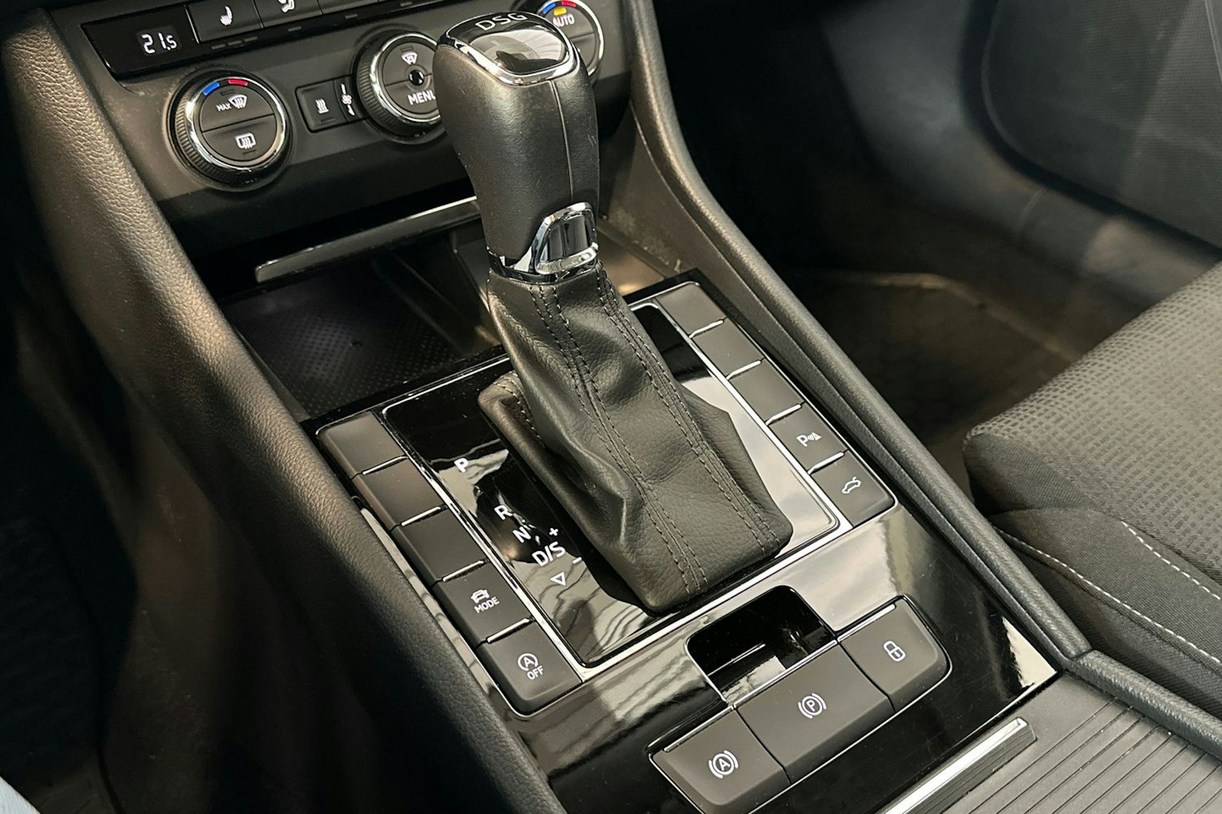 musta Skoda Superb 2015 kuva 18.