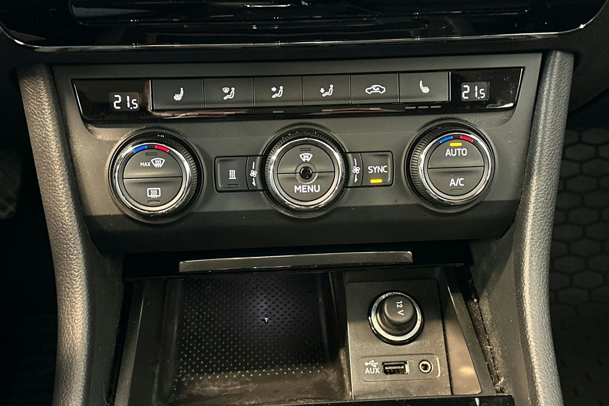 musta Skoda Superb 2015 kuva 19.