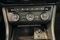 musta Skoda Superb 2015 kuva 19.