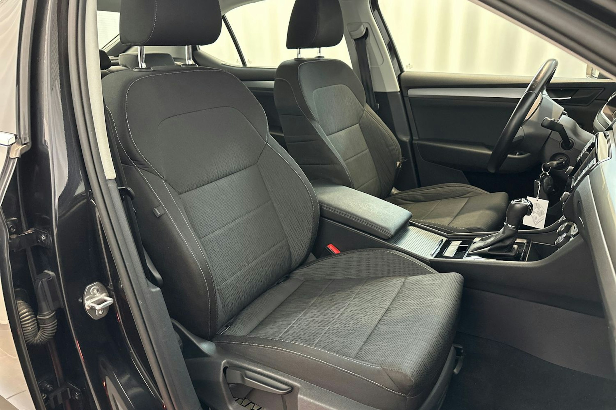 musta Skoda Superb 2015 kuva 24.