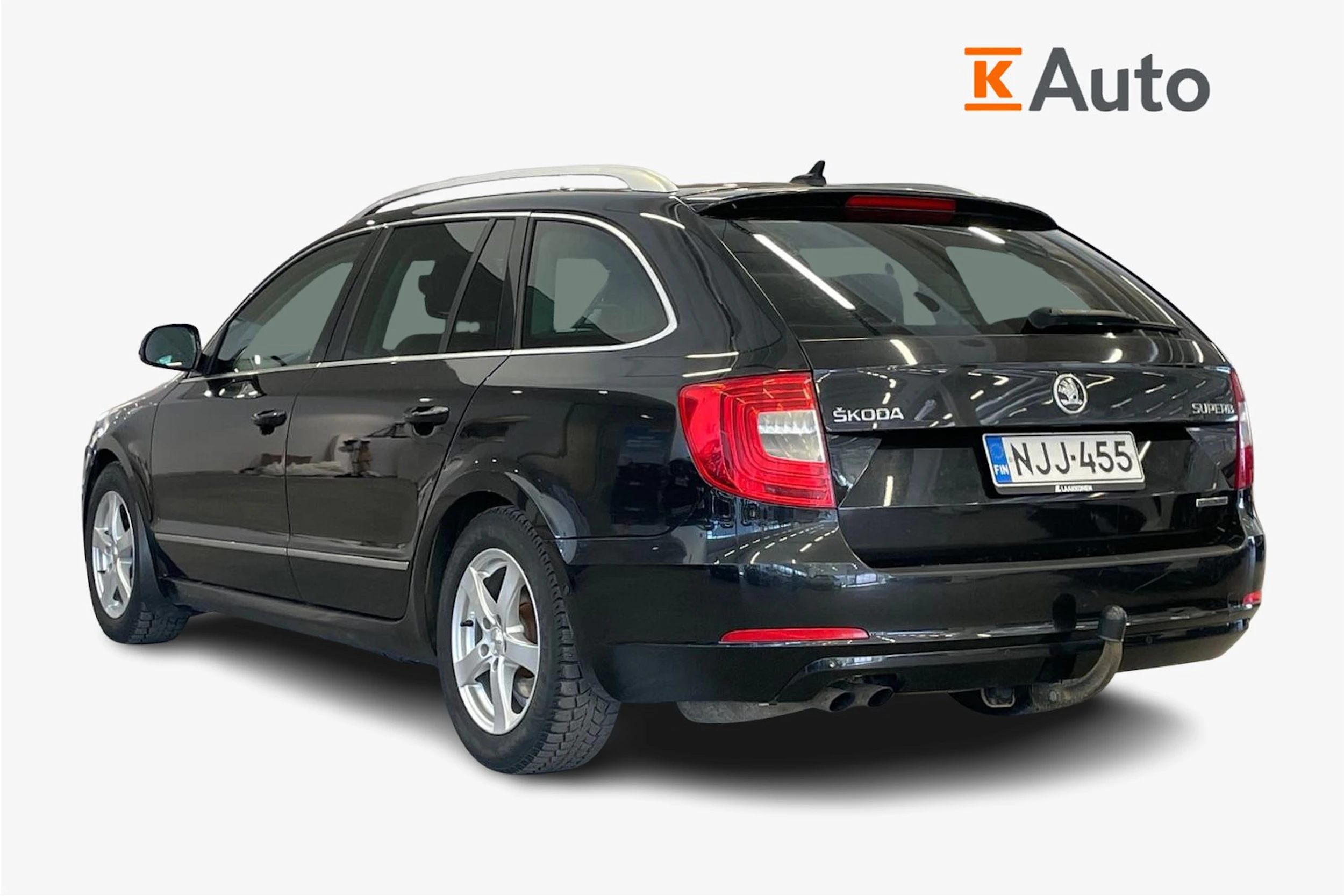 Musta Skoda Superb 2015 kuva 2.