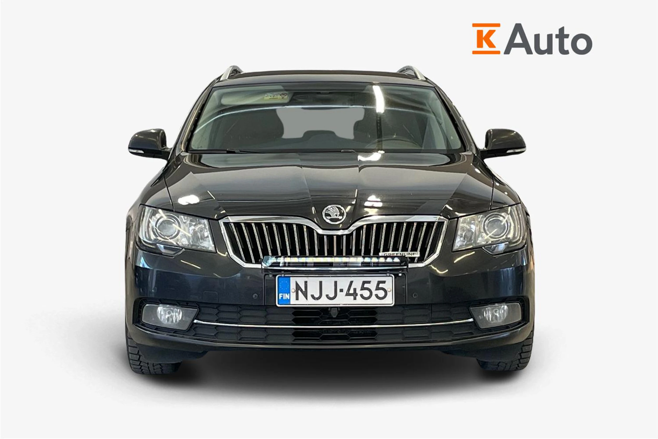 Musta Skoda Superb 2015 kuva 4.