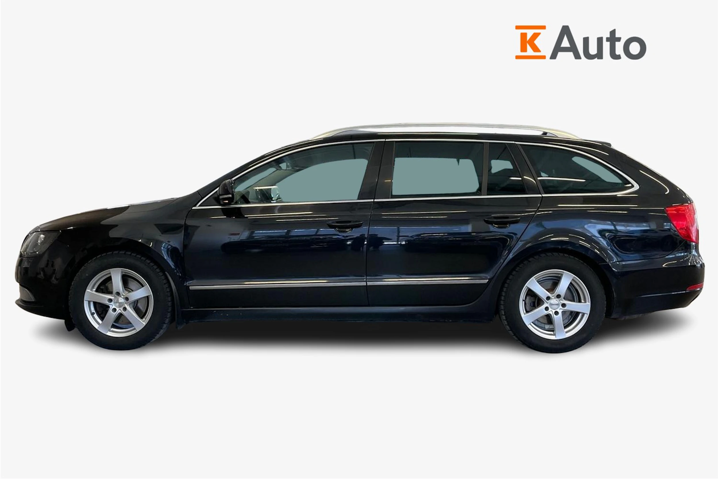 Musta Skoda Superb 2015 kuva 5.