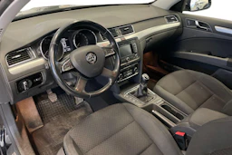 Musta Skoda Superb 2015 kuva 6.
