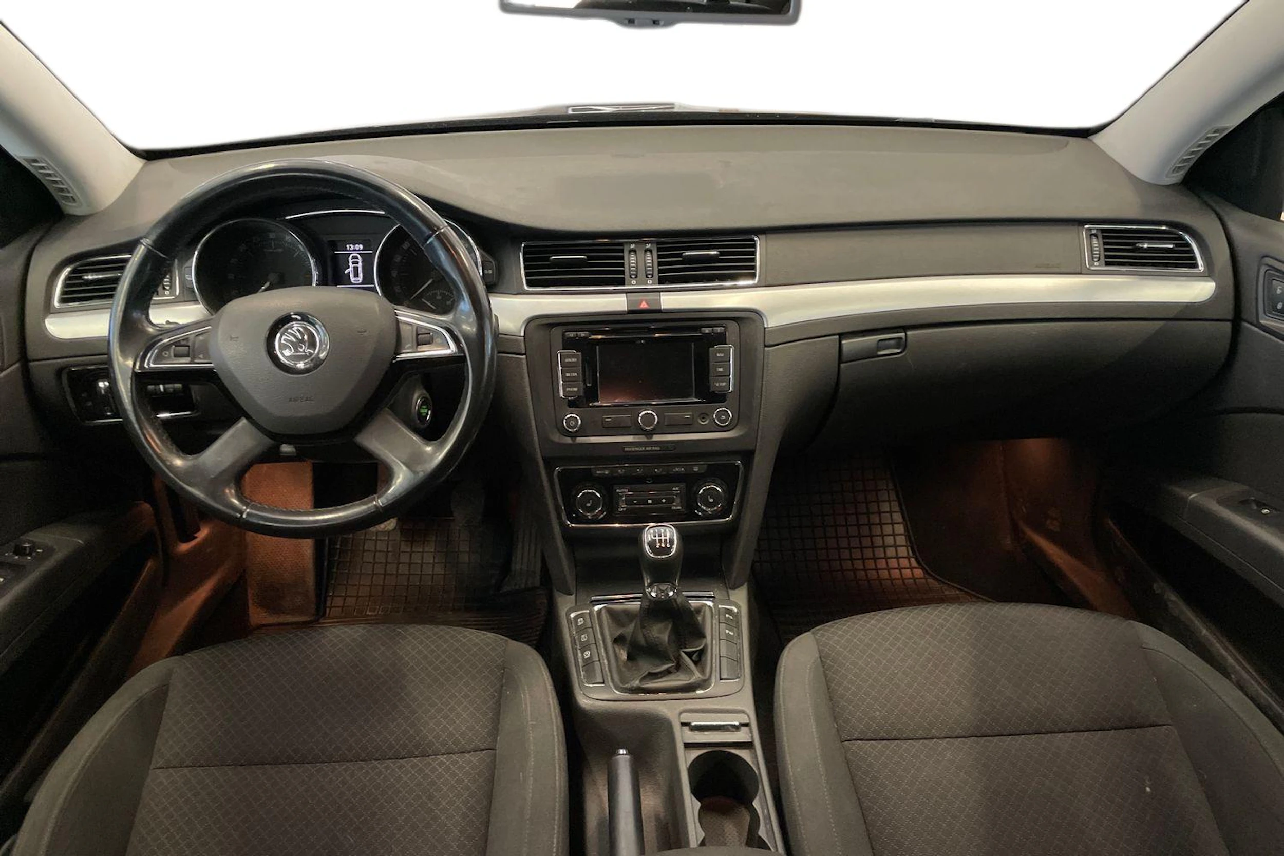 Musta Skoda Superb 2015 kuva 7.