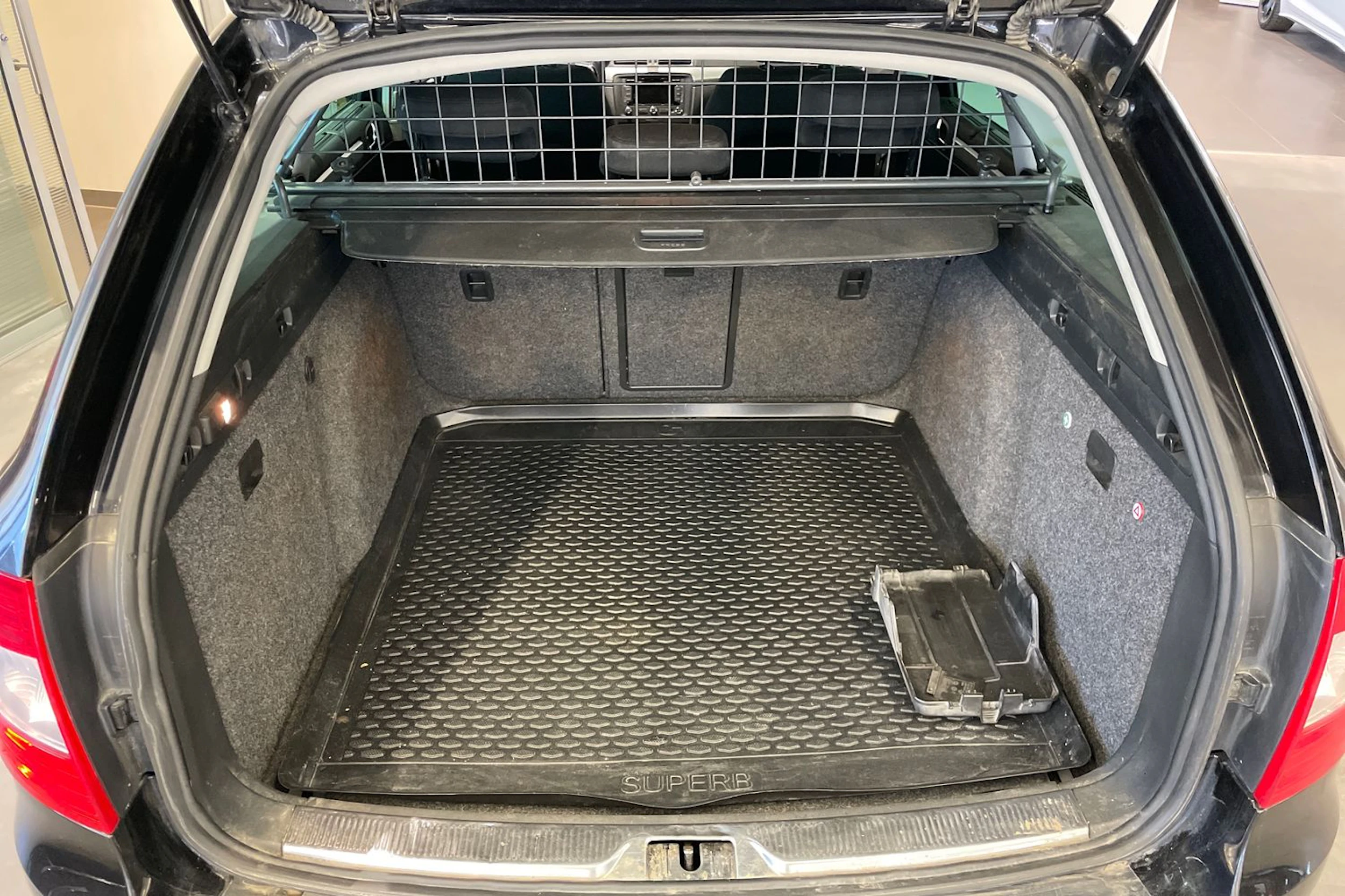 Musta Skoda Superb 2015 kuva 11.