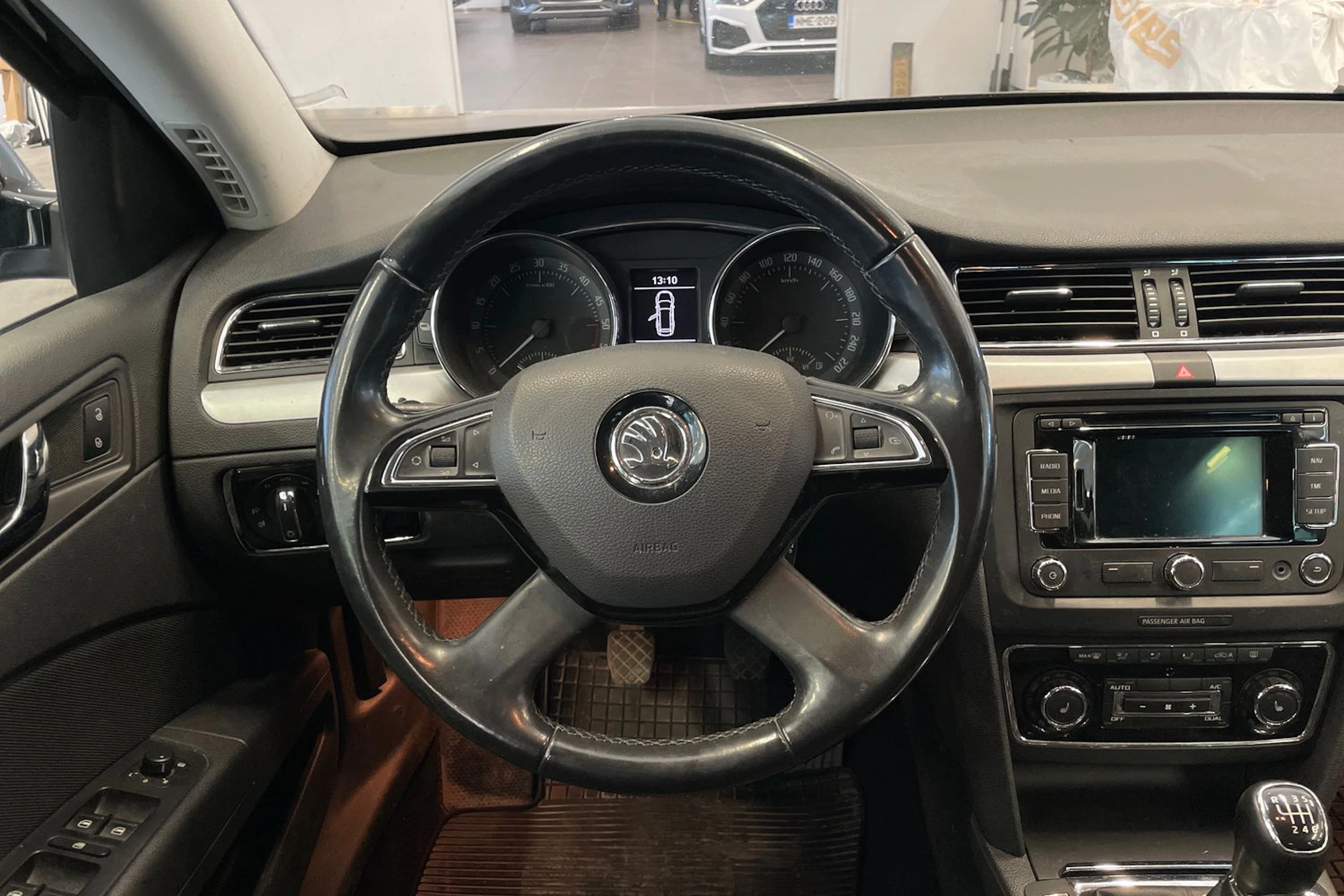 Musta Skoda Superb 2015 kuva 28.
