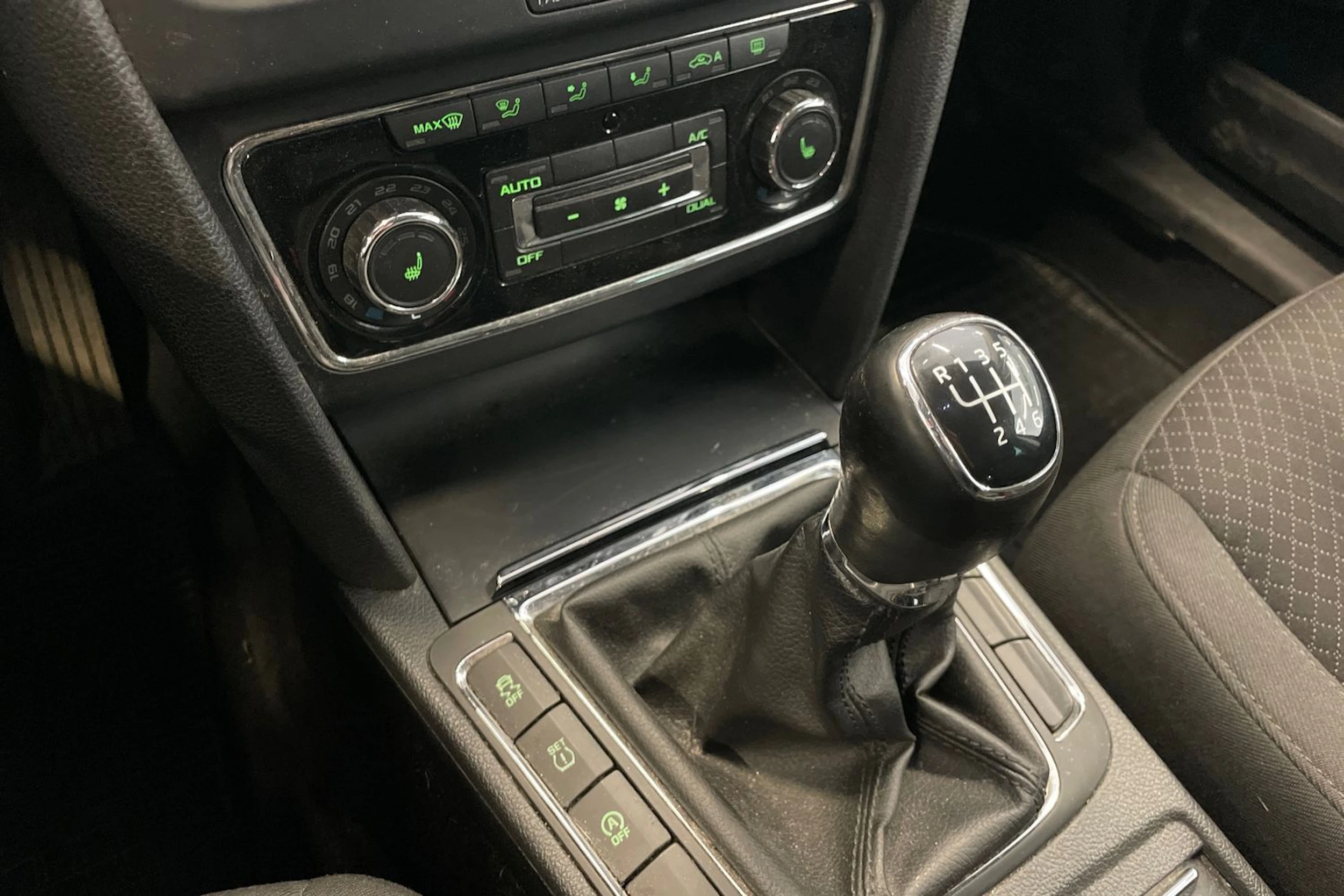 Musta Skoda Superb 2015 kuva 33.
