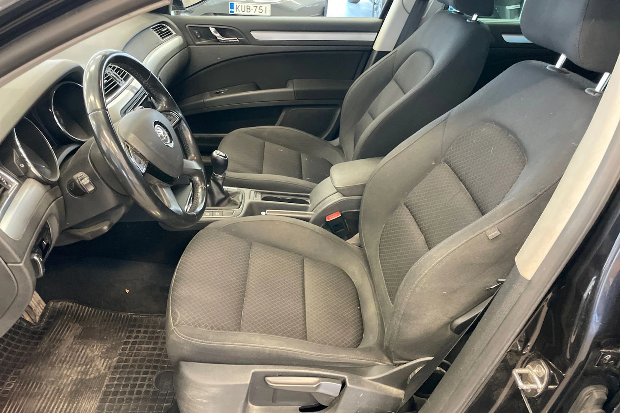 Musta Skoda Superb 2015 kuva 40.