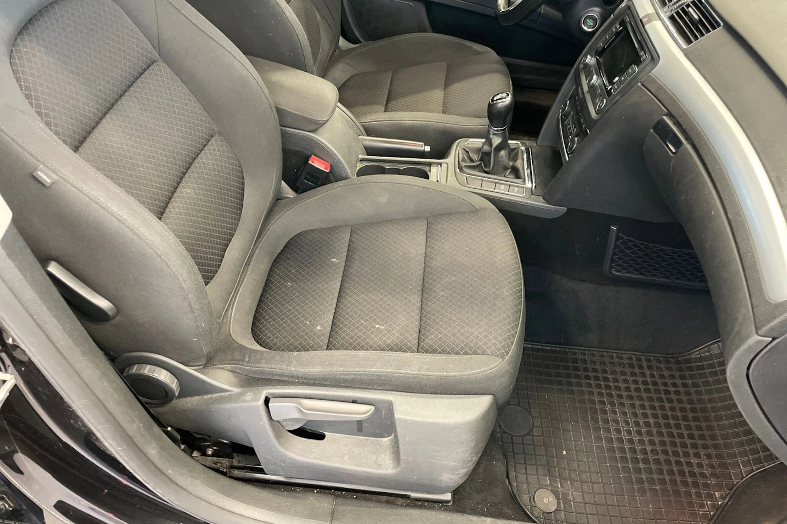 Musta Skoda Superb 2015 kuva 42.