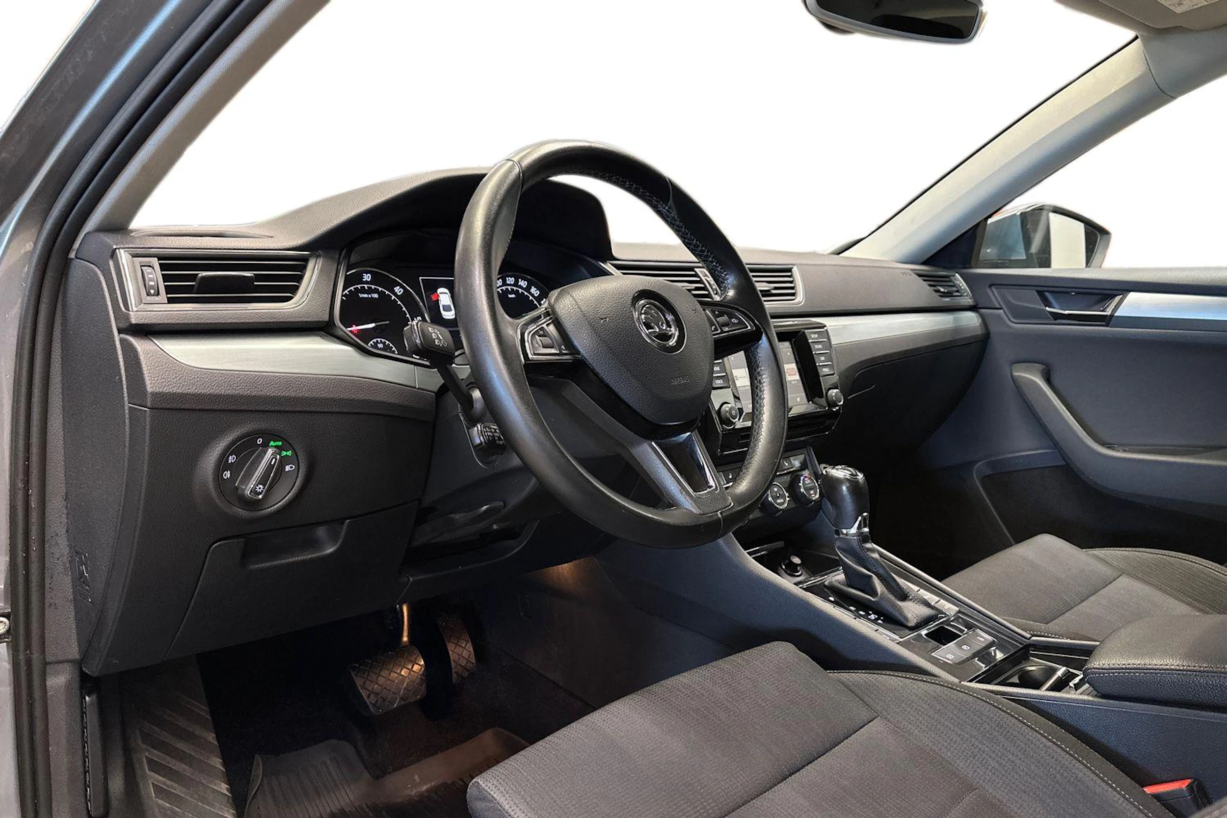 harmaa Skoda Superb 2015 kuva 6.