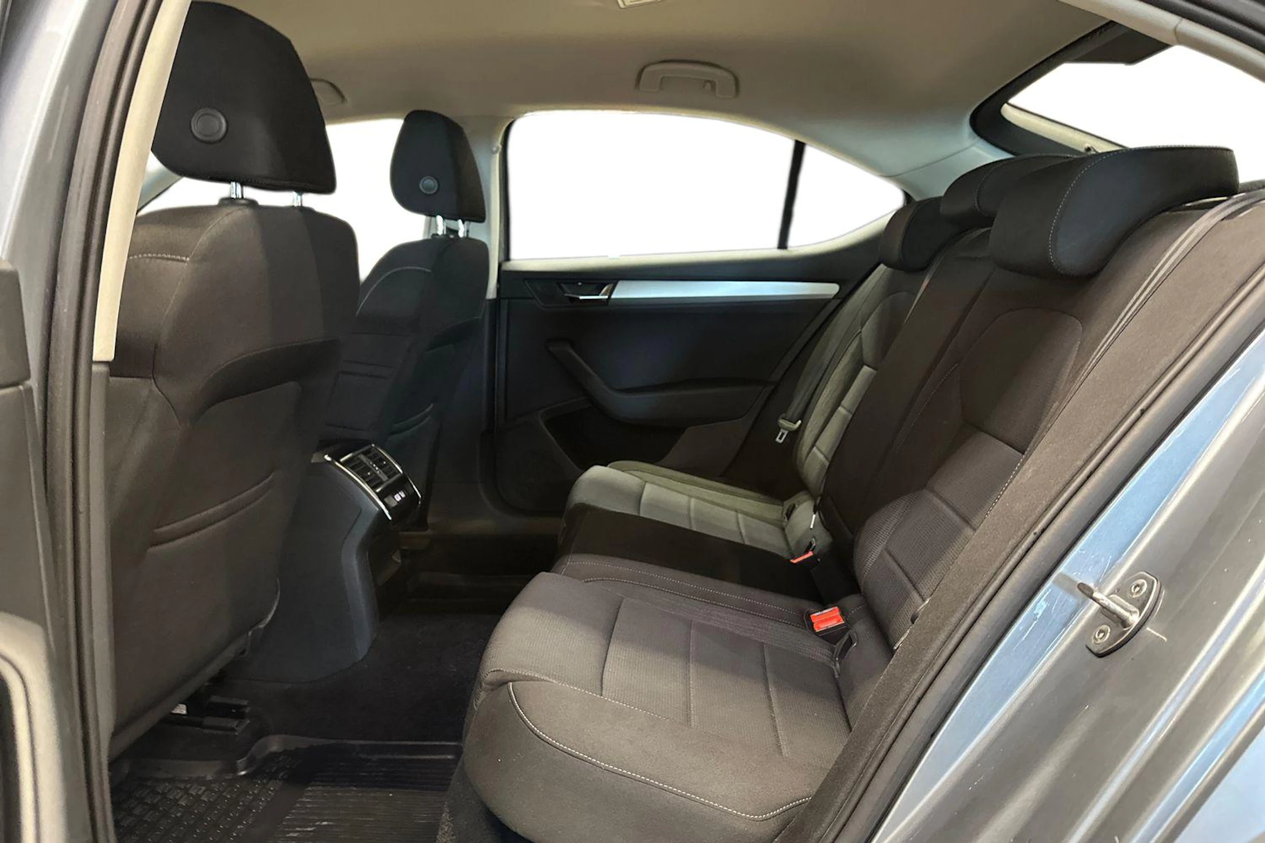 harmaa Skoda Superb 2015 kuva 8.