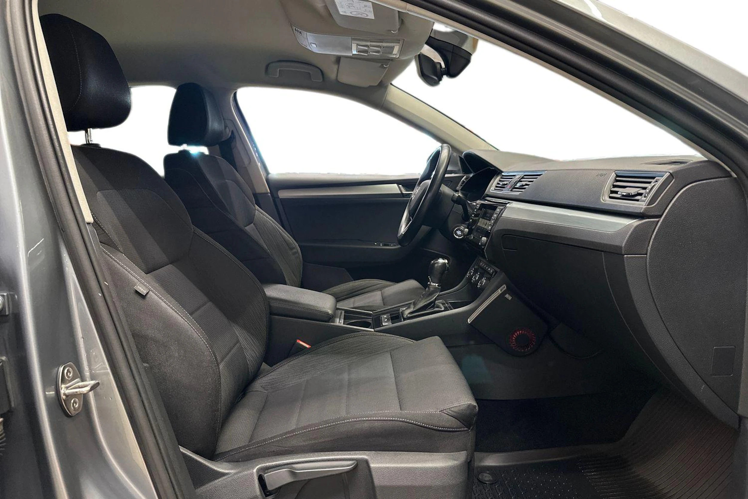 harmaa Skoda Superb 2015 kuva 9.