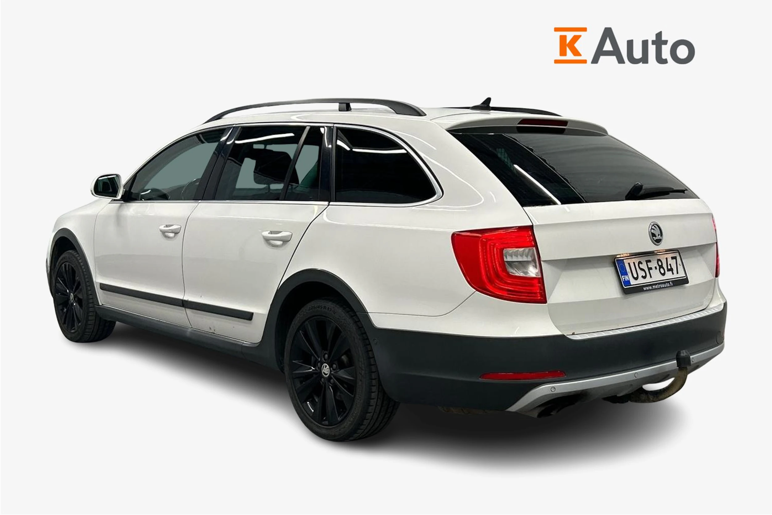 valkoinen Skoda Superb 2015 kuva 2.
