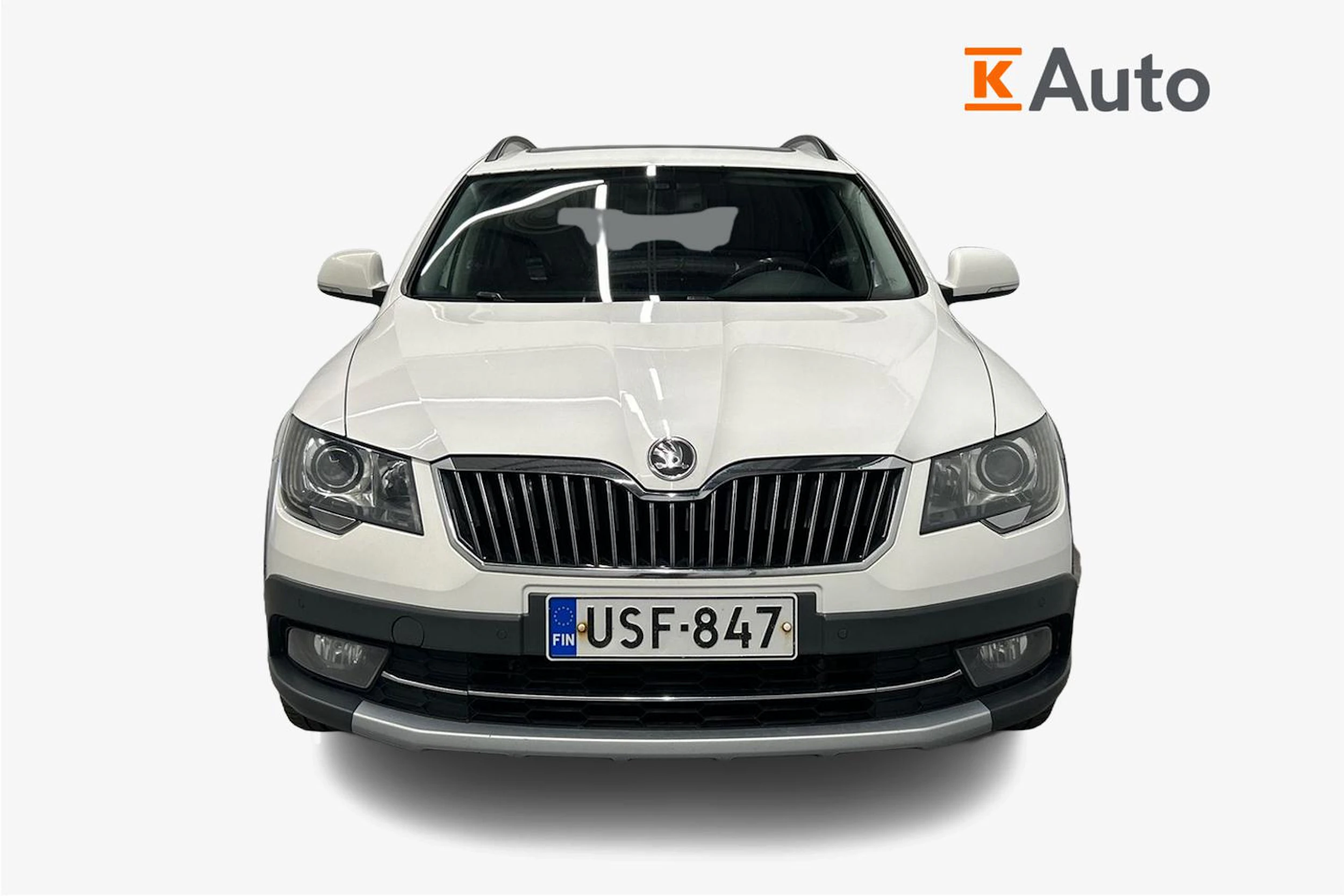 valkoinen Skoda Superb 2015 kuva 4.