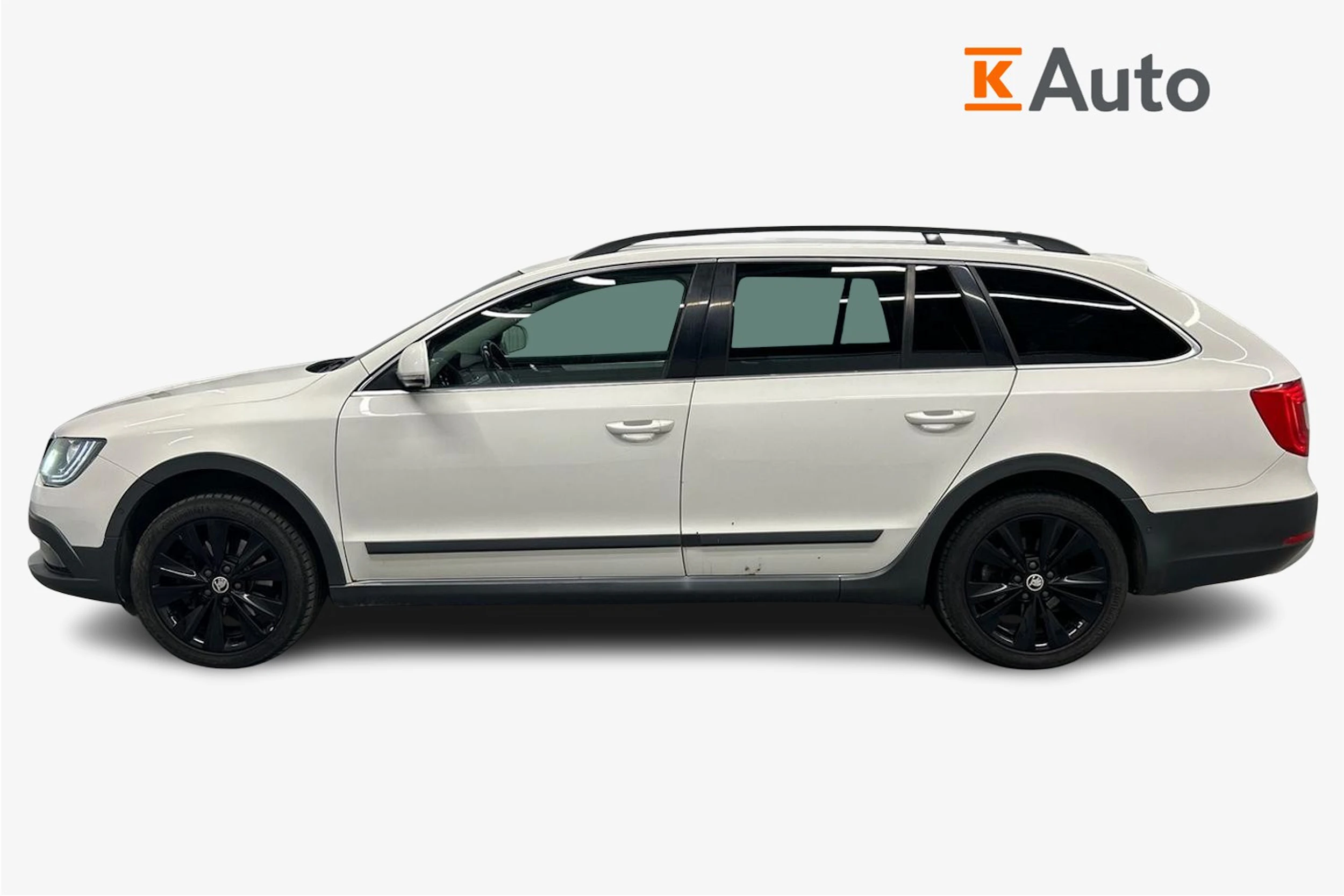 valkoinen Skoda Superb 2015 kuva 5.