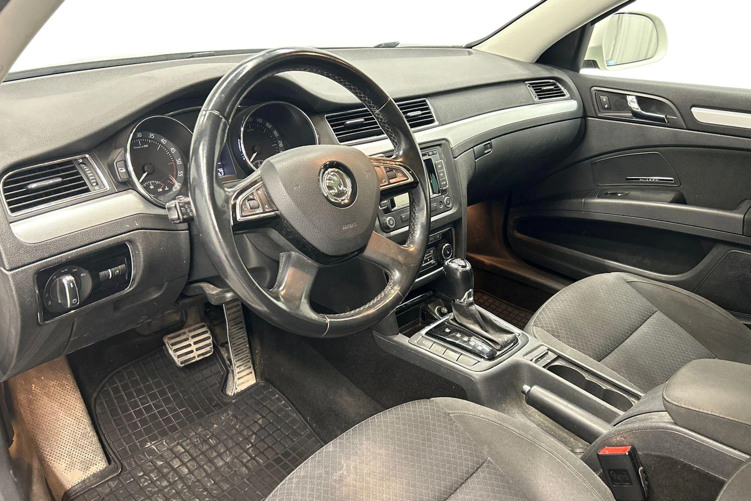 valkoinen Skoda Superb 2015 kuva 6.