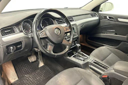 valkoinen Skoda Superb 2015 kuva 6.
