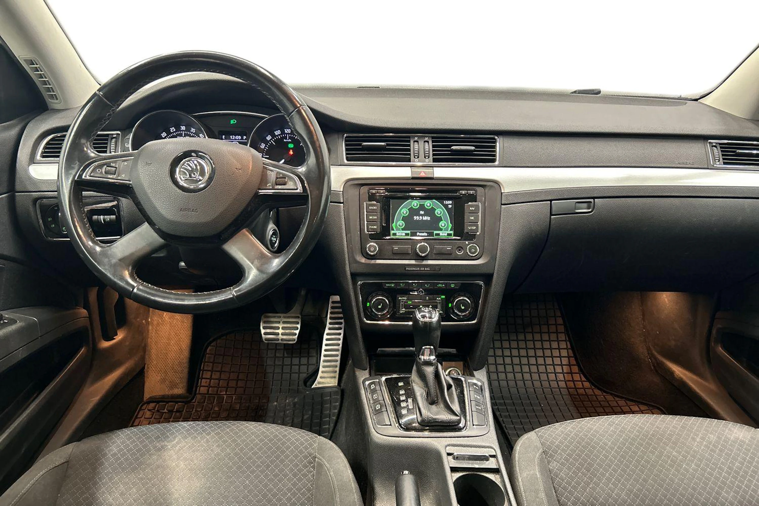 valkoinen Skoda Superb 2015 kuva 7.