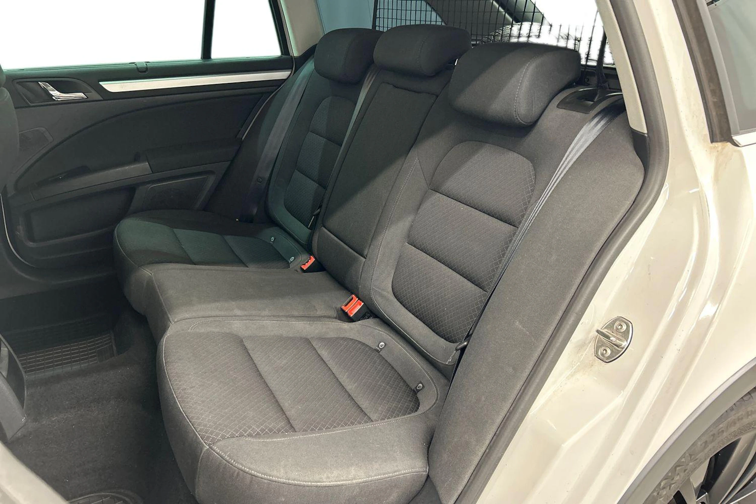 valkoinen Skoda Superb 2015 kuva 8.