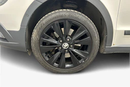 valkoinen Skoda Superb 2015 kuva 9.